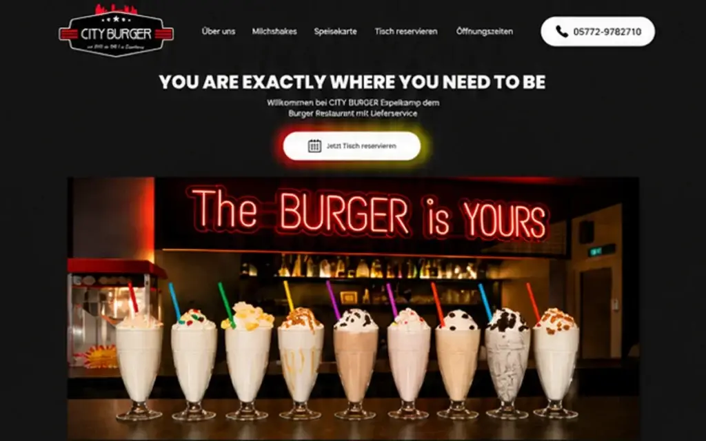 Startseitenansicht der Restaurantwebsite von City Burger Espelkamp mit Navigation und Milkshake-Foto
