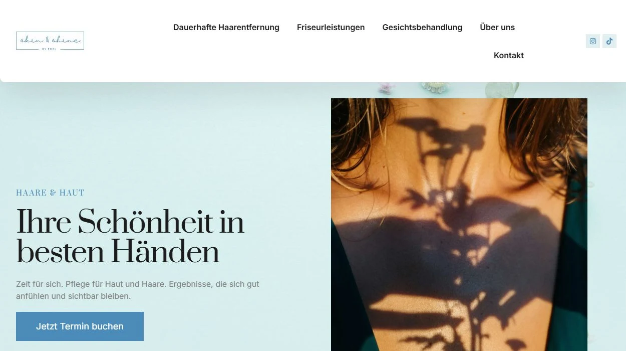Desktopansicht der Skin-&-Shine-Website mit hellem Einstieg, Hautmotiv und Button zur Terminanfrage.