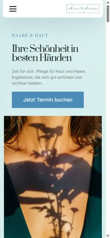 Smartphone-Ansicht der Skin-&-Shine-Website mit kompaktem Menü und Einstieg zur Terminanfrage.